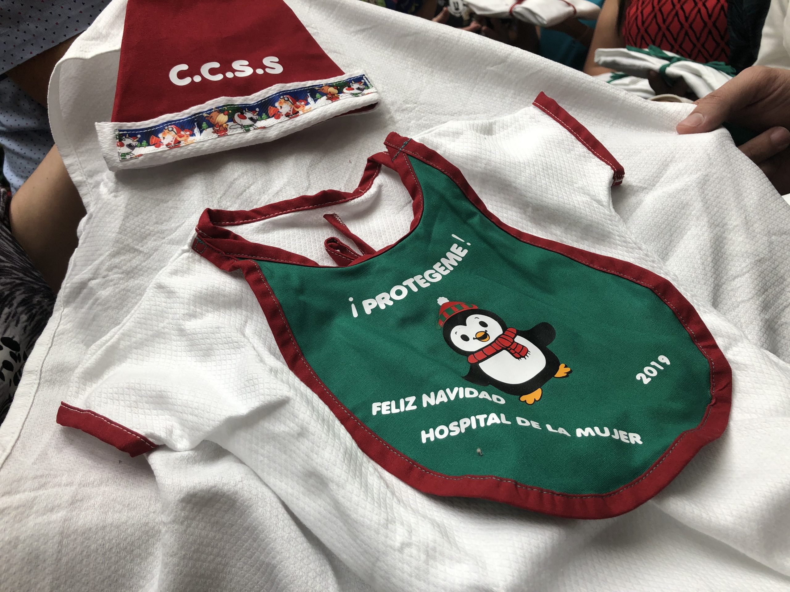 Lindos trajes hechos a mano visten con motivo navideños a los recién nacidos de hospitales de la CCSS