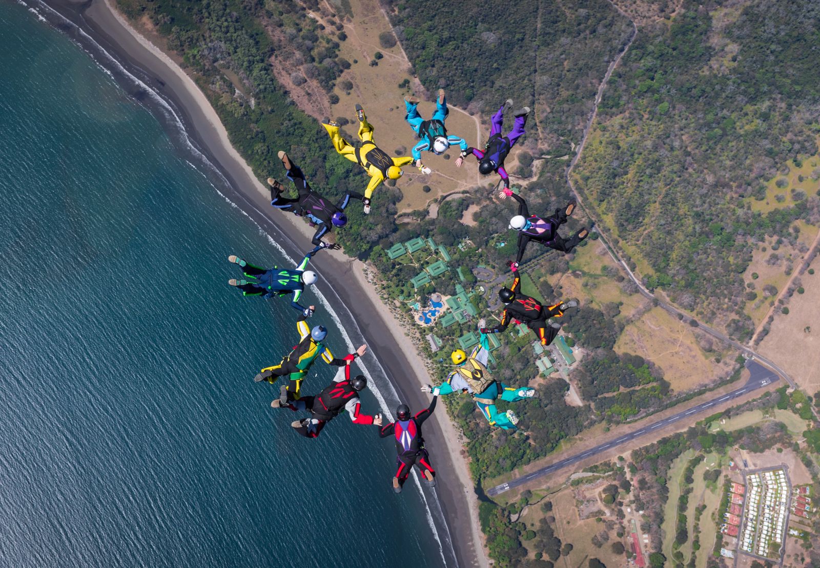 Acrobacias en paracaídas atrapan la atención en Playa Tambor