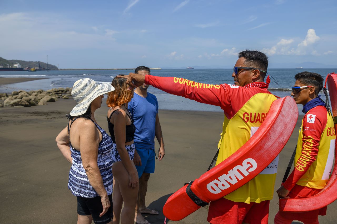 ICT y Cruz Roja firman convenio para continuar protegiendo a los visitantes en playas del país